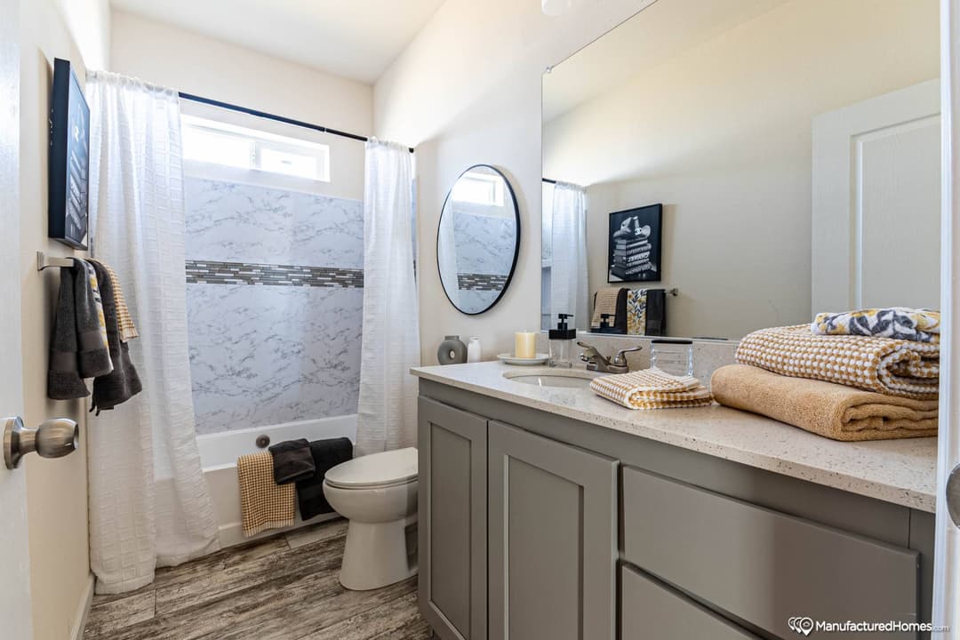 Yosemite 5643r bathroom home features