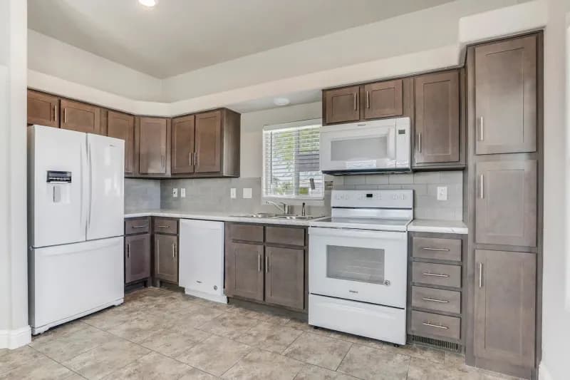 Rosewood kitchen home features