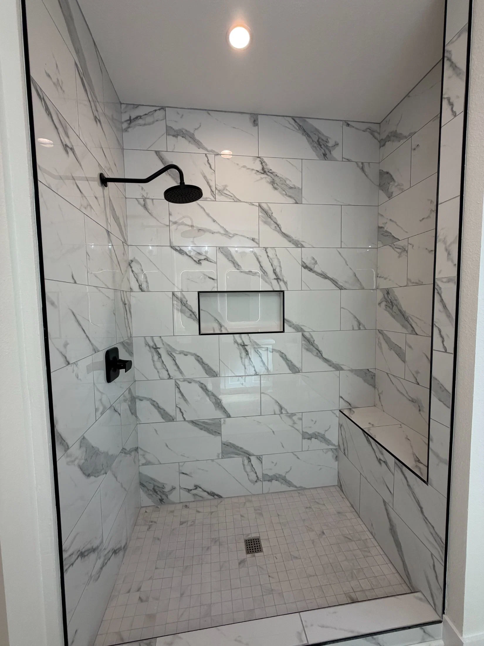 Roberto bathroom home features