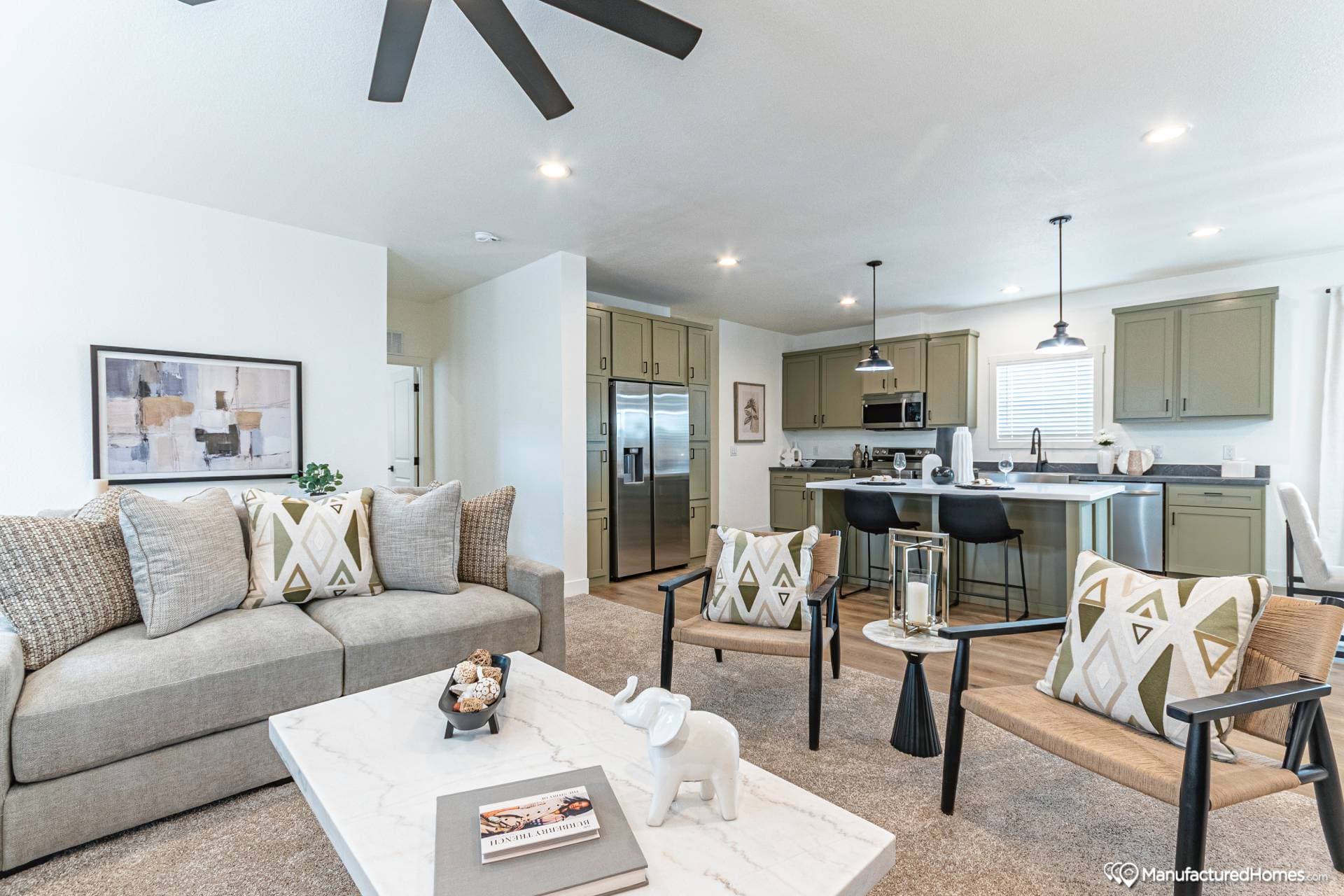 Grand interior home features