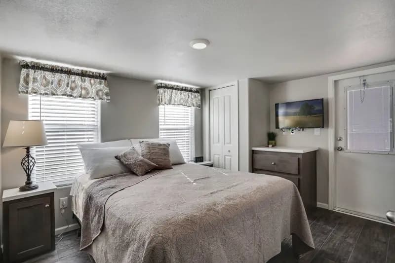 Flagstaff bedroom home features