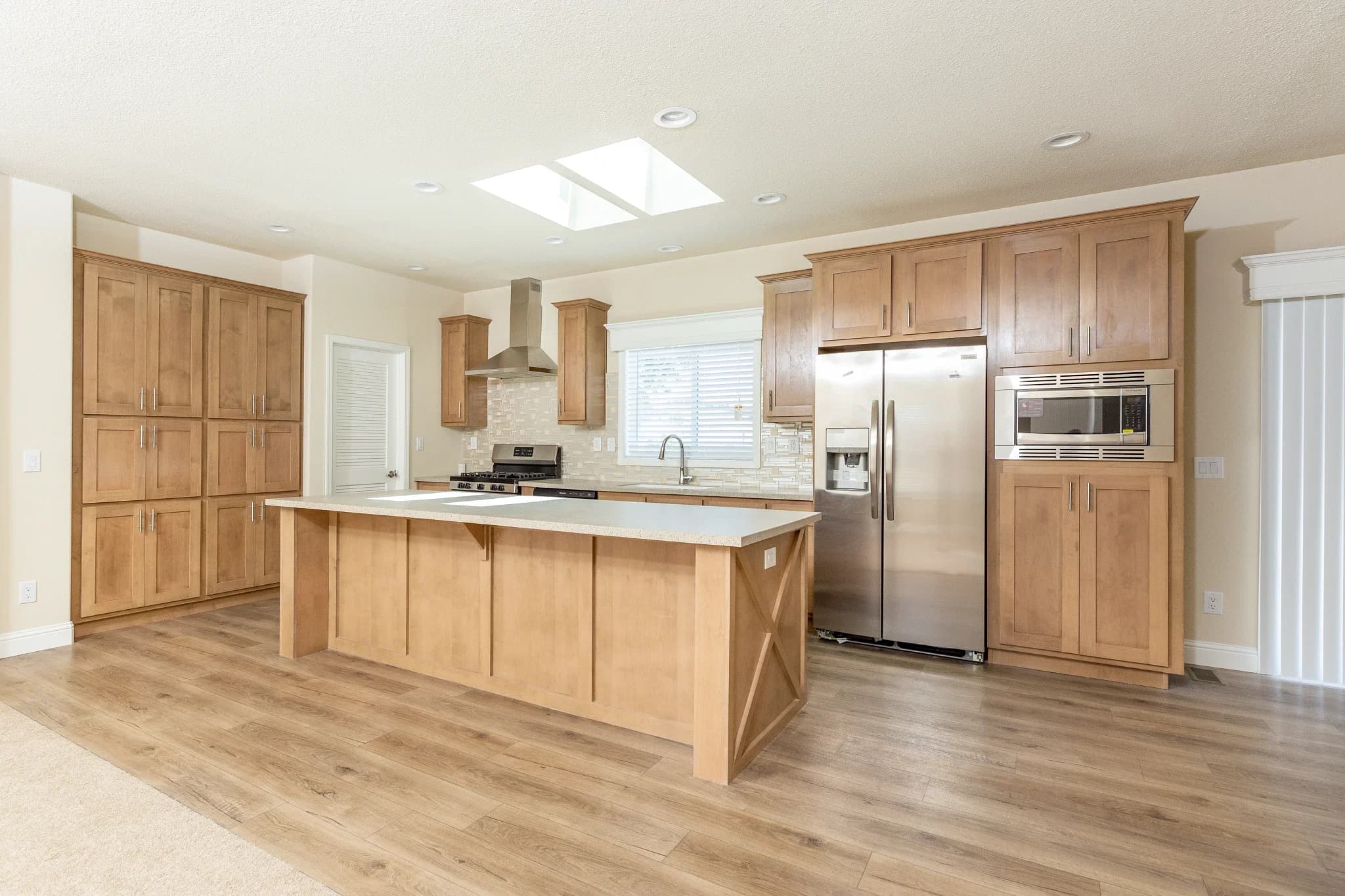 Coronado 2458c kitchen home features