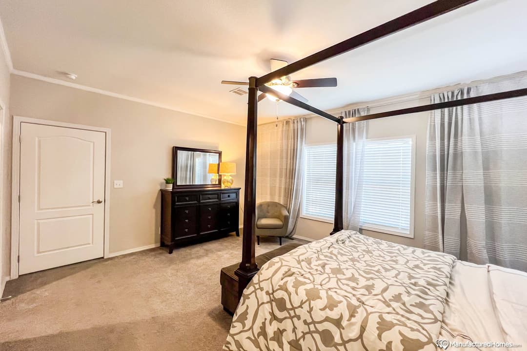 K3070a bedroom home features
