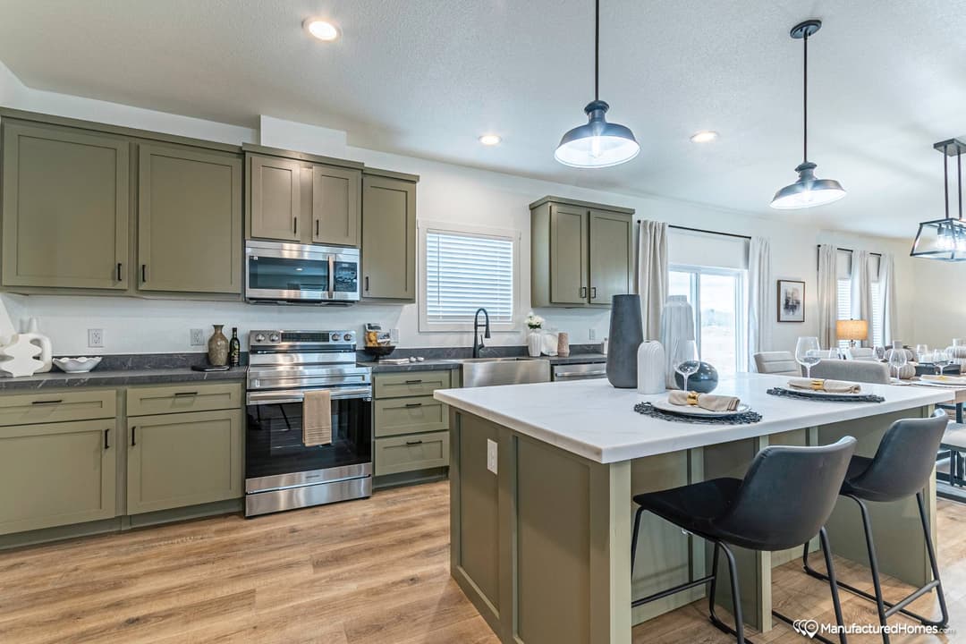 Grand kitchen home features
