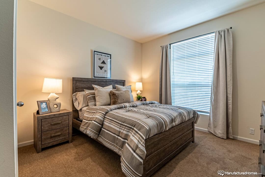 Yosemite 5643r bedroom home features