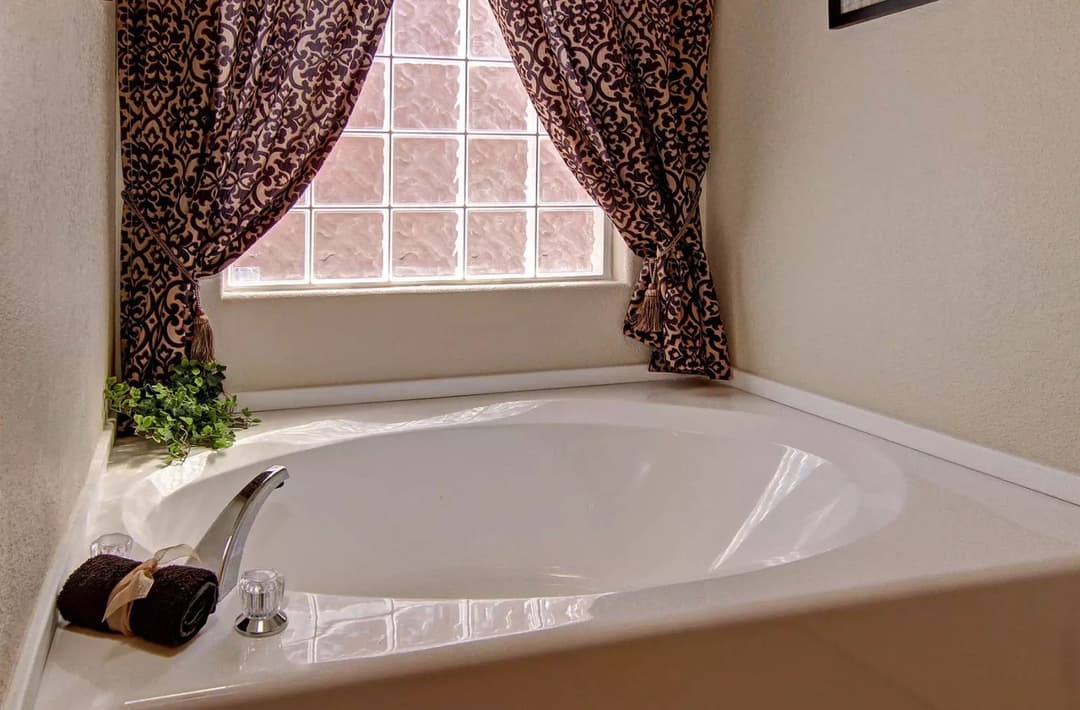 Sunrise bathroom home features