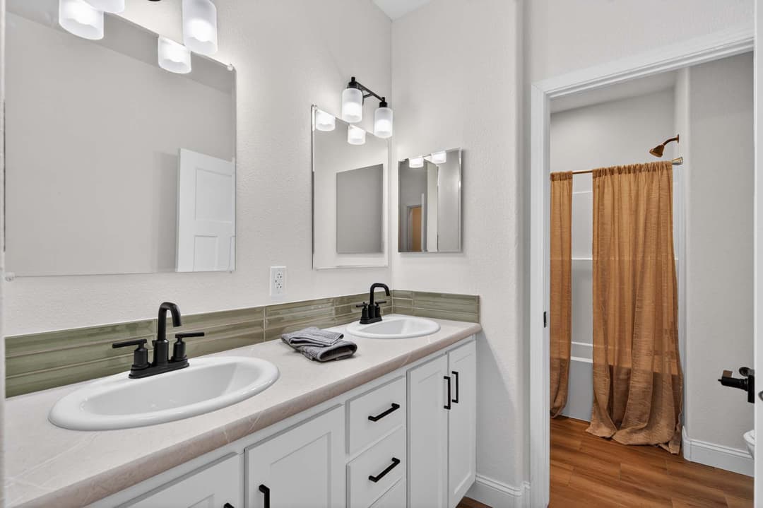 Hacienda bathroom home features