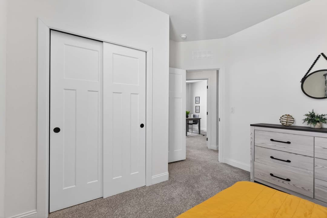 Hacienda bedroom home features
