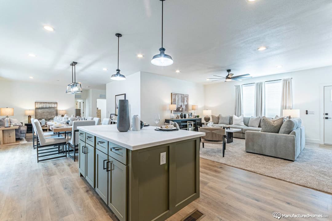 Grand kitchen home features