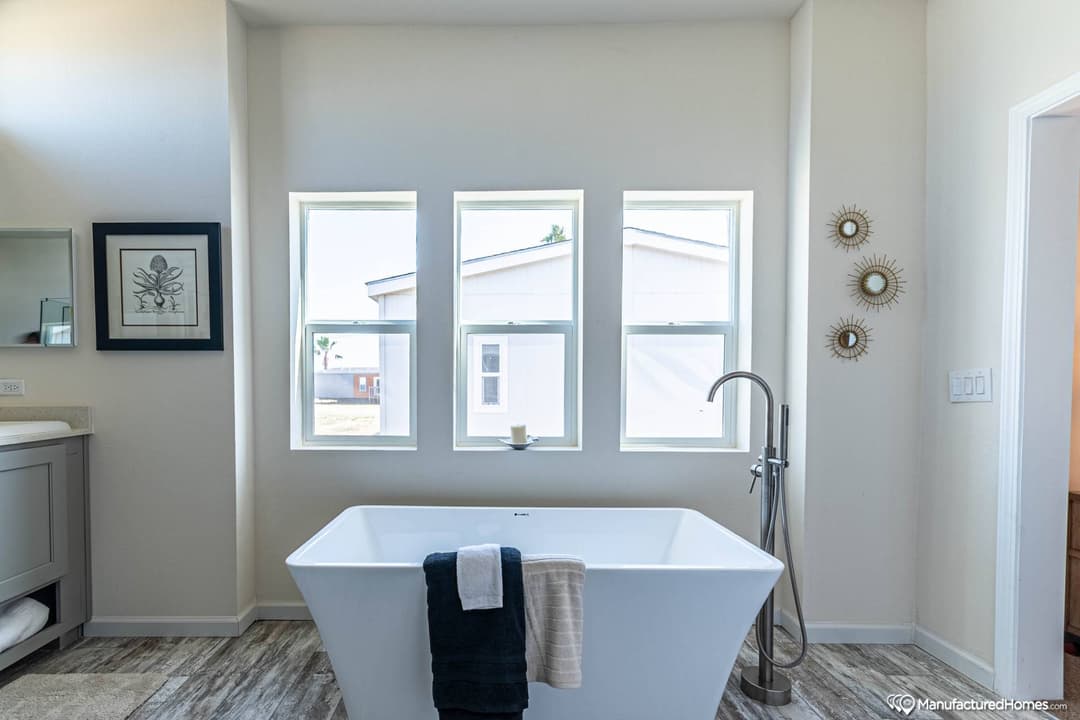 Yosemite 5643r bathroom home features