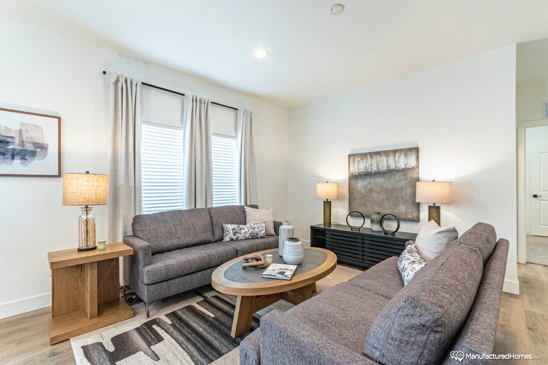 Grand interior home features