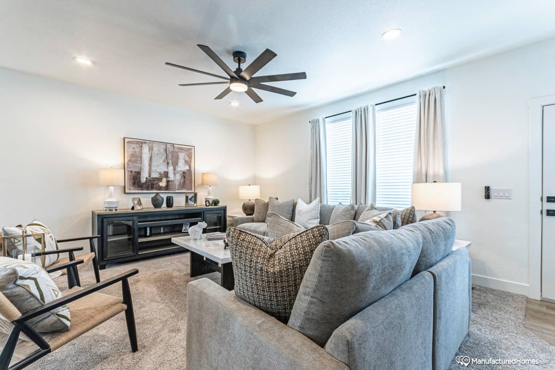 Grand interior home features