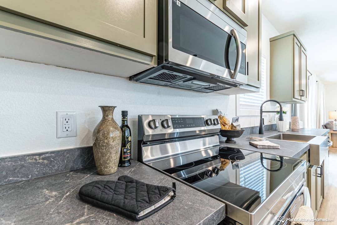Grand kitchen home features