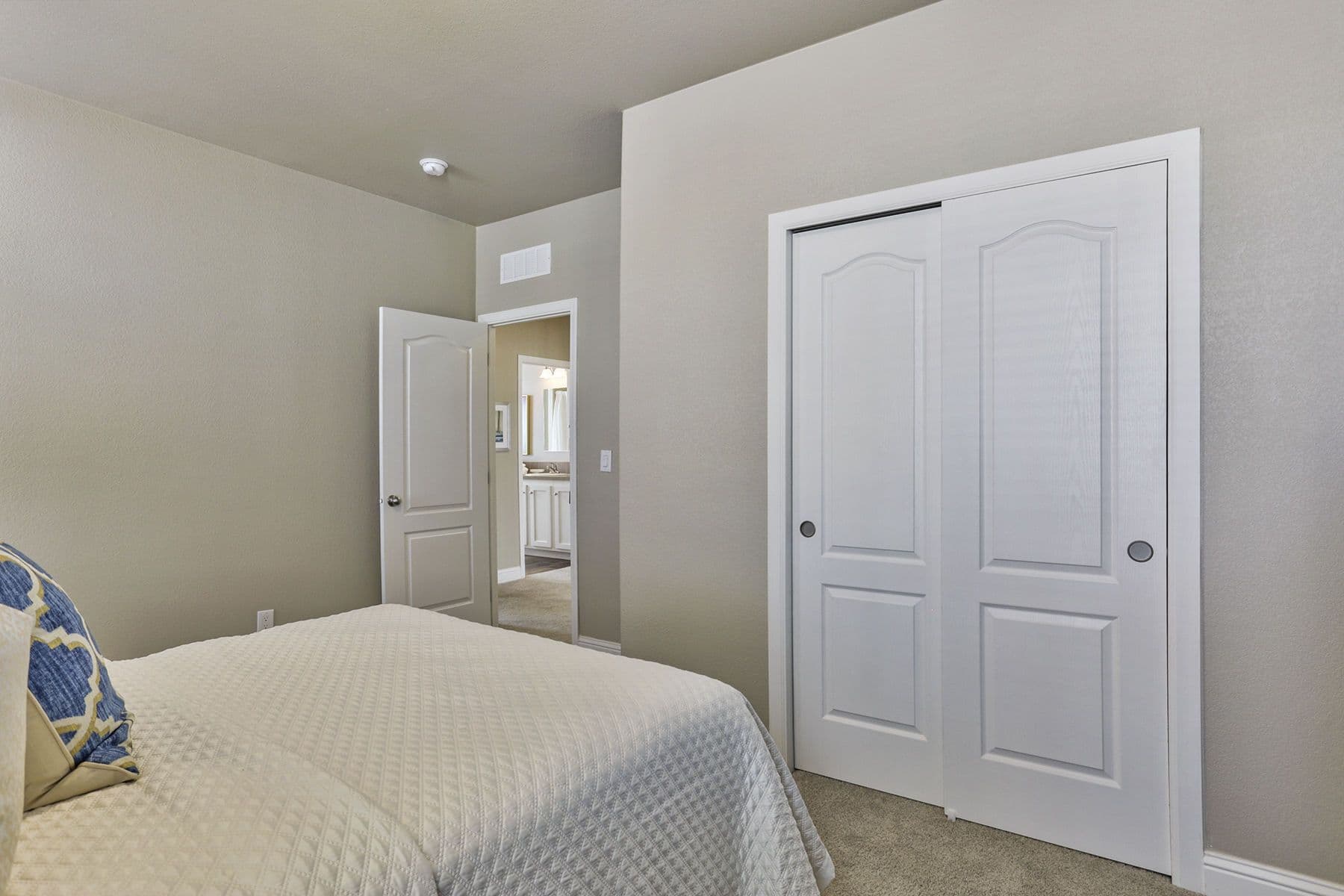 Citrus bedroom home features