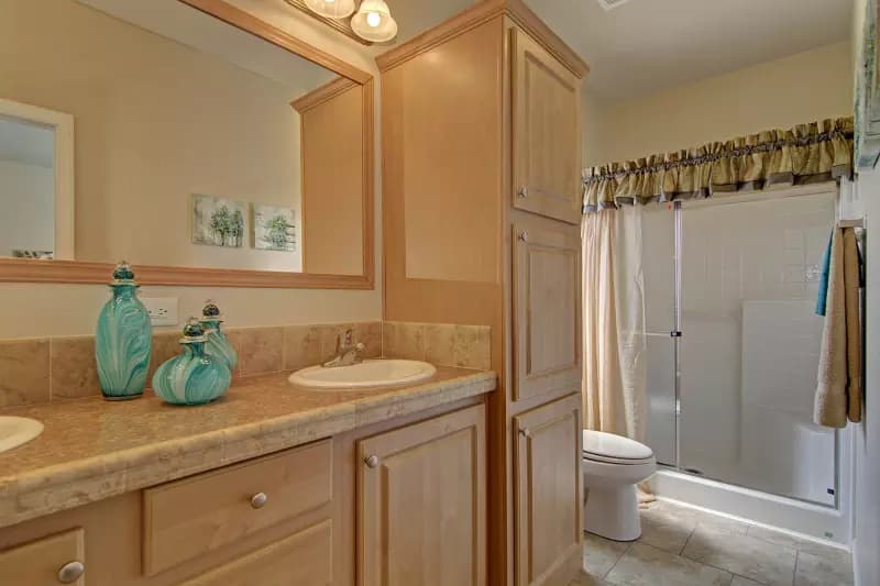 Marana bathroom home features