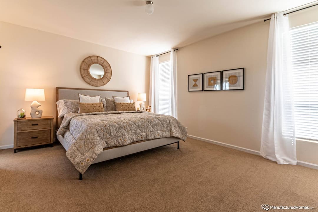 Yosemite 5643r bedroom home features