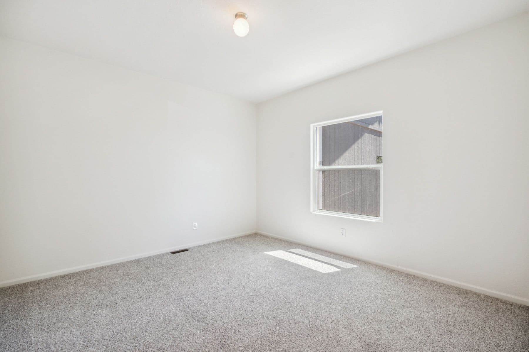 Cs2852e bedroom home features