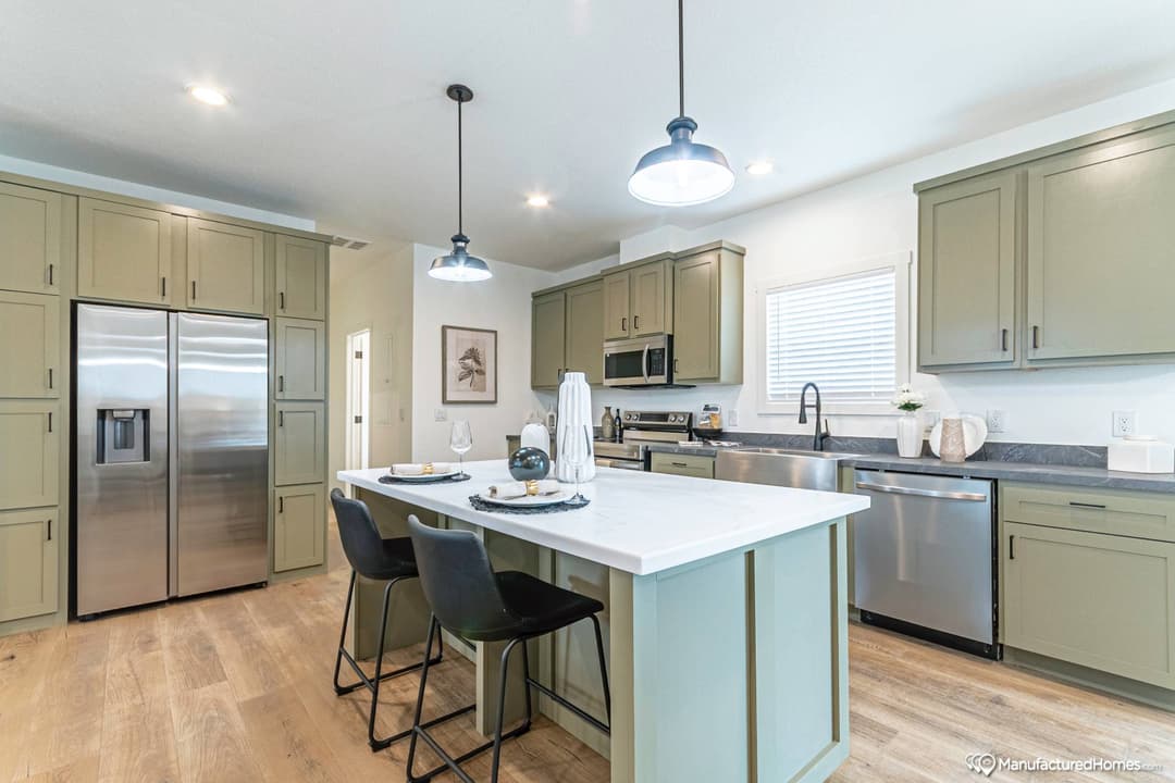 Grand kitchen home features