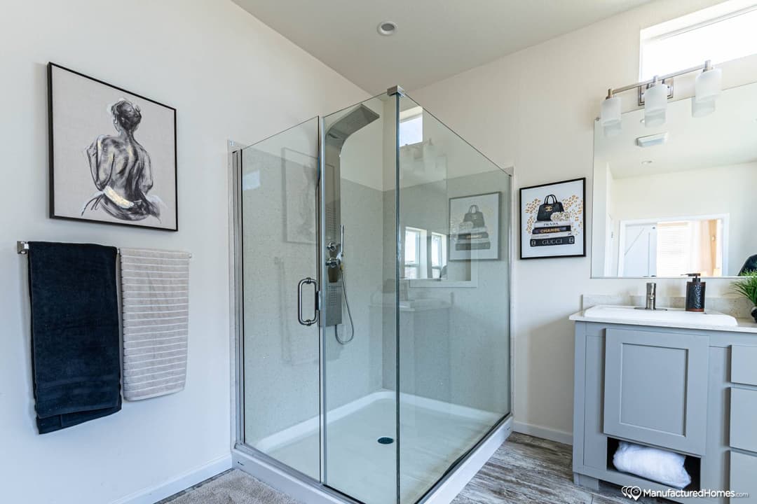 Yosemite 5643r bathroom home features