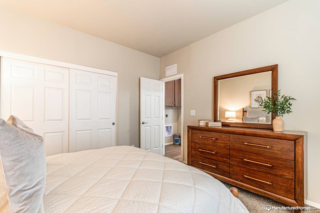 Economy plus 16582b bedroom home features