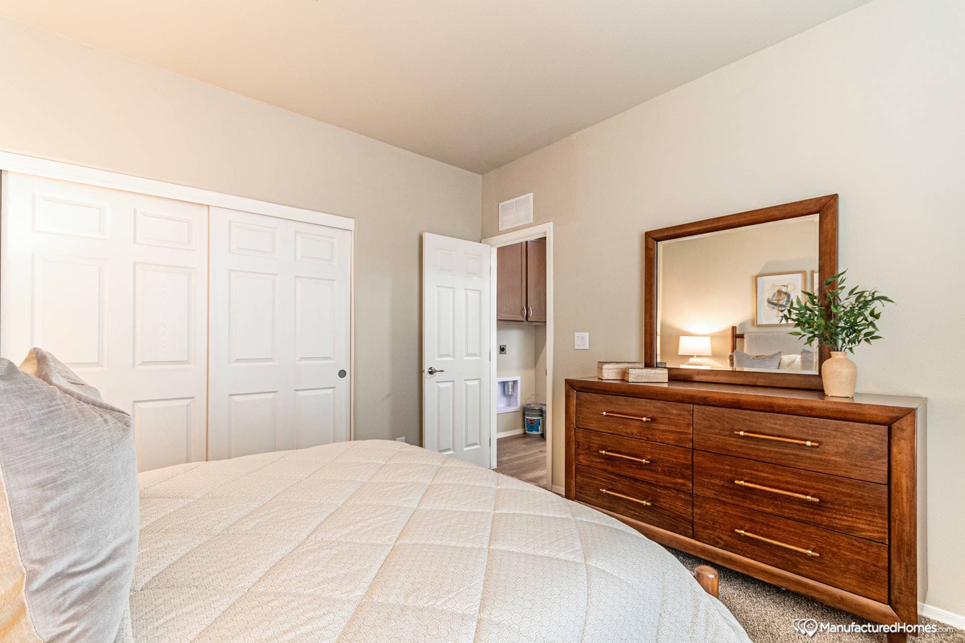 Economy plus 16582b bedroom home features