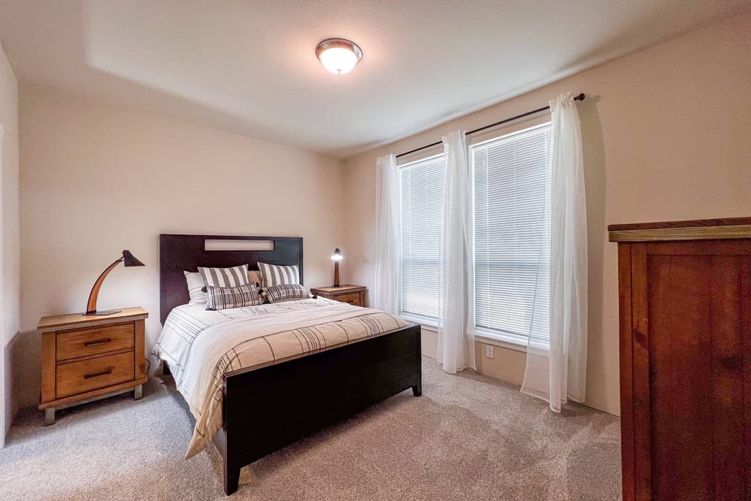 Coho 24402a bedroom home features