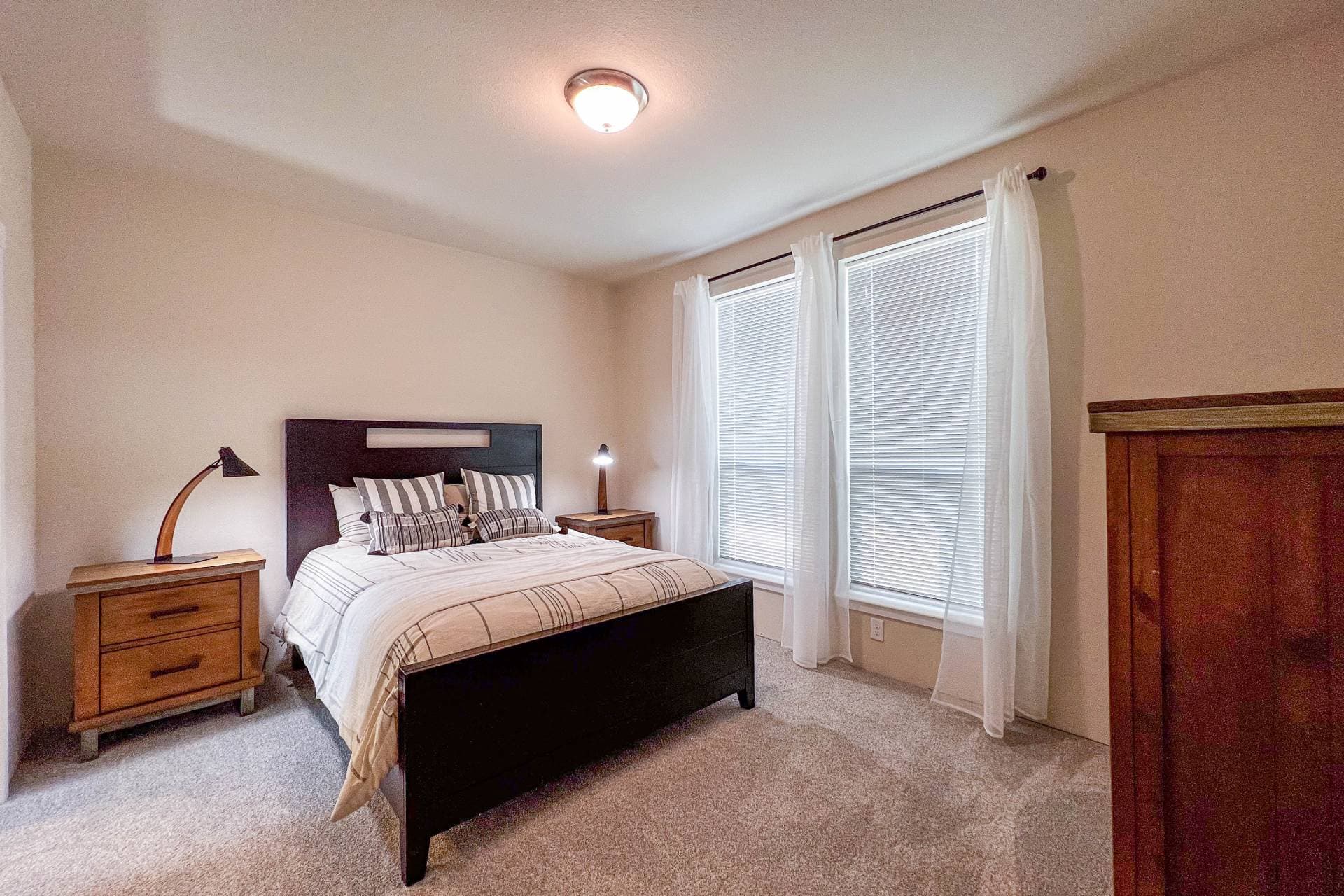 Coho 24402a bedroom home features