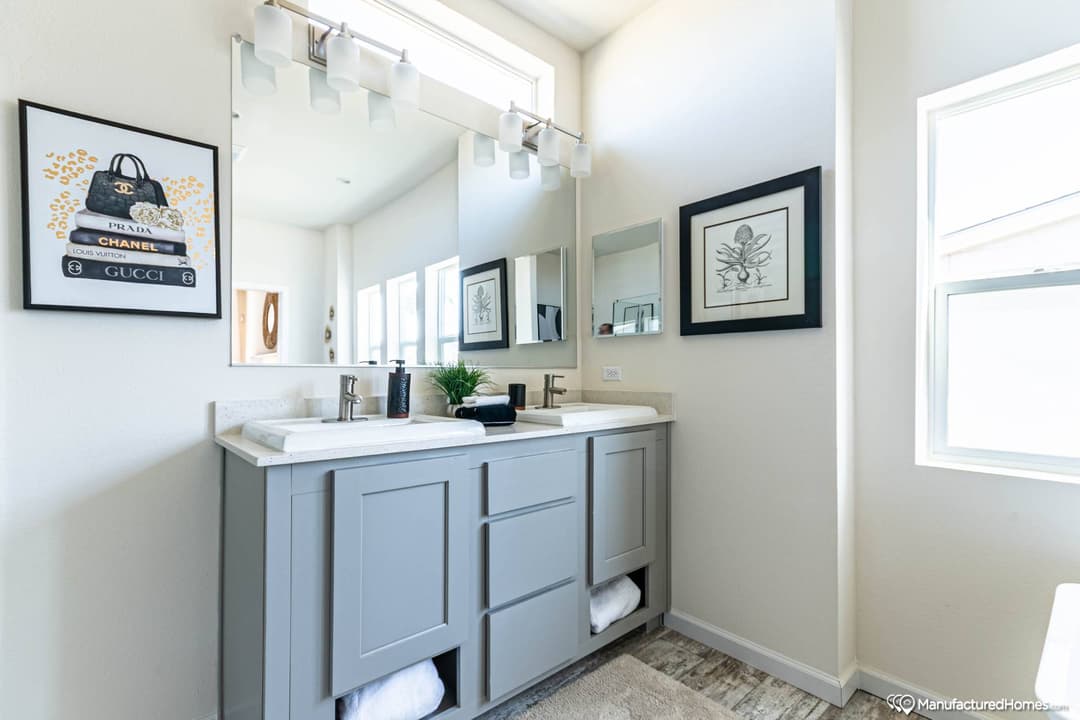 Yosemite 5643r bathroom home features