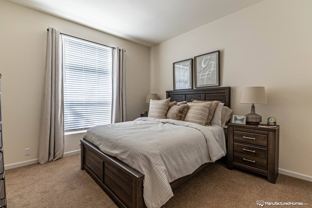 Yosemite 5643r bedroom home features