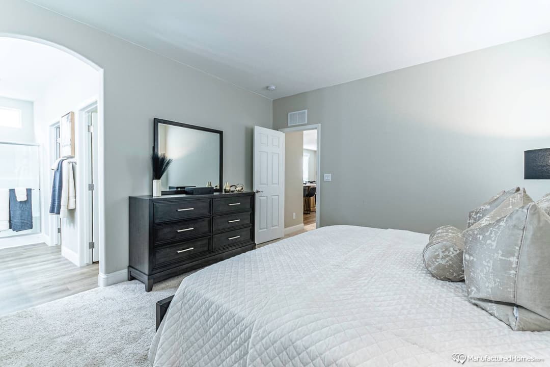 Mountain ridge 28603b bedroom home features