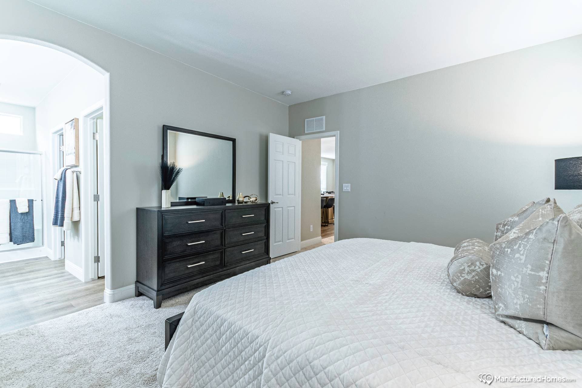 Mountain ridge 28603b bedroom home features