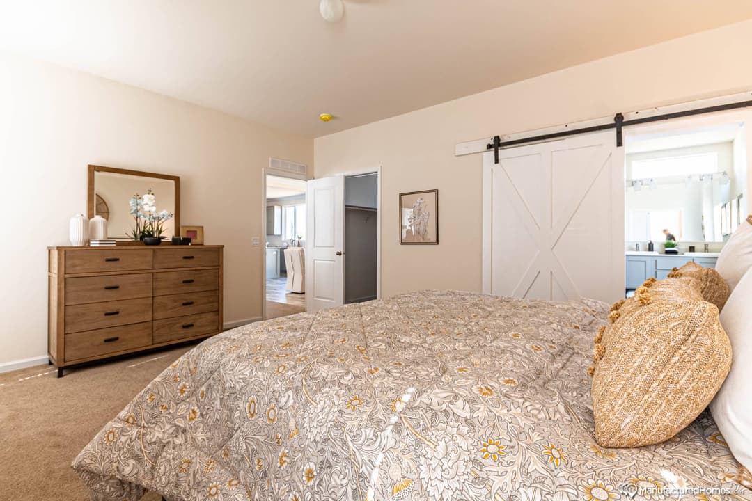 Yosemite 5643r bedroom home features