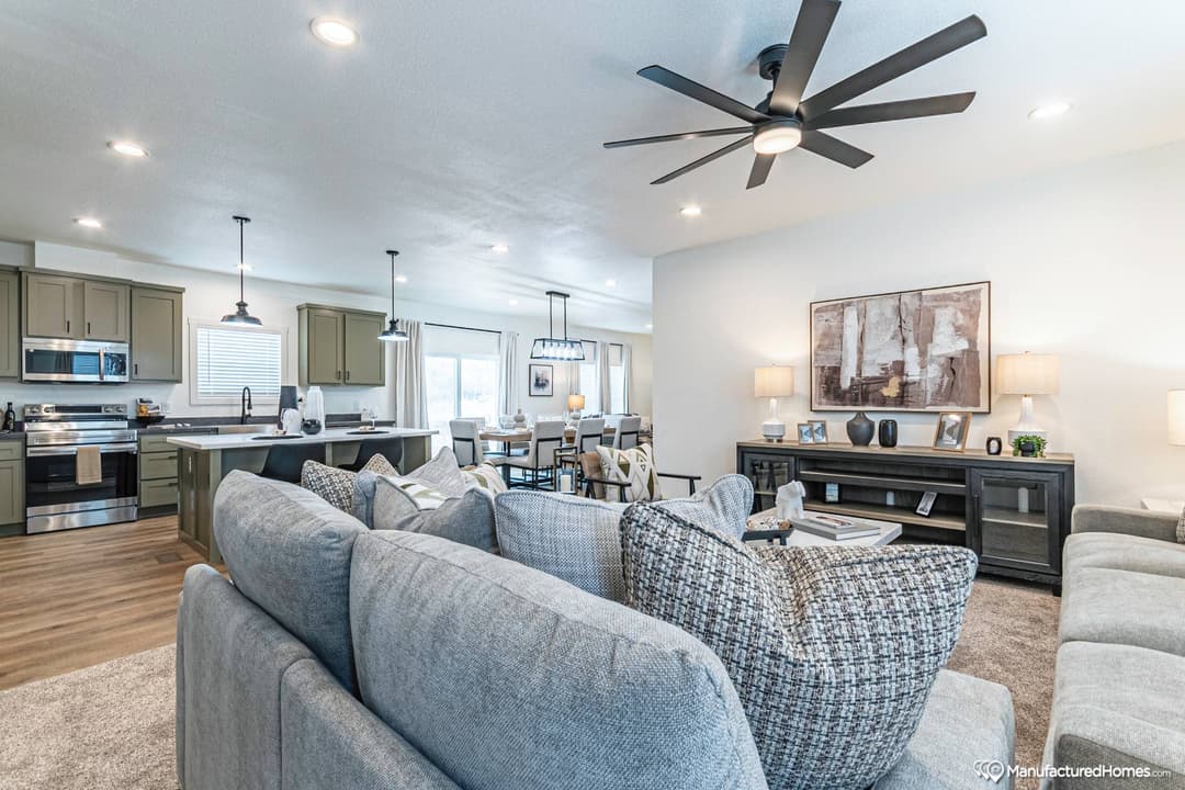 Grand interior home features
