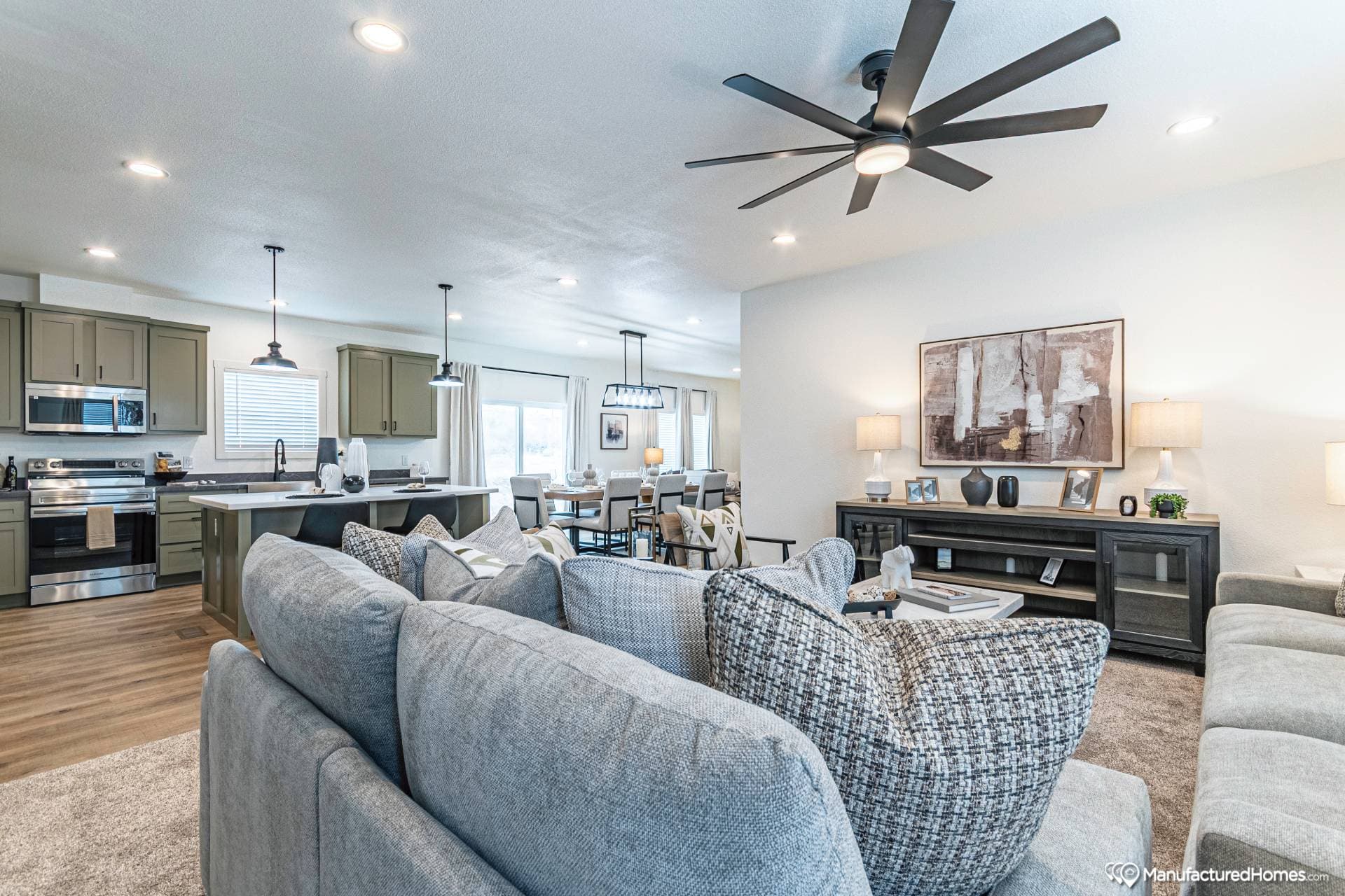 Grand interior home features