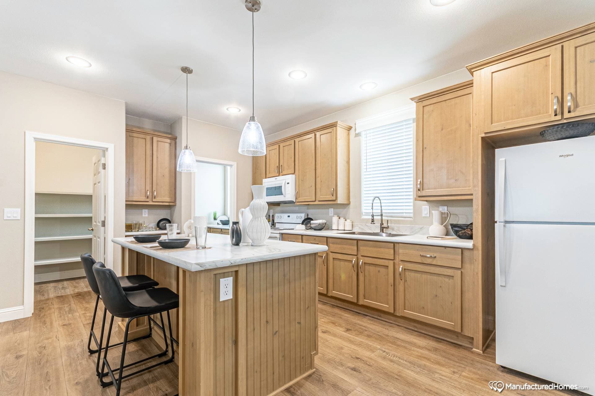 Mountain ridge 28603b kitchen home features