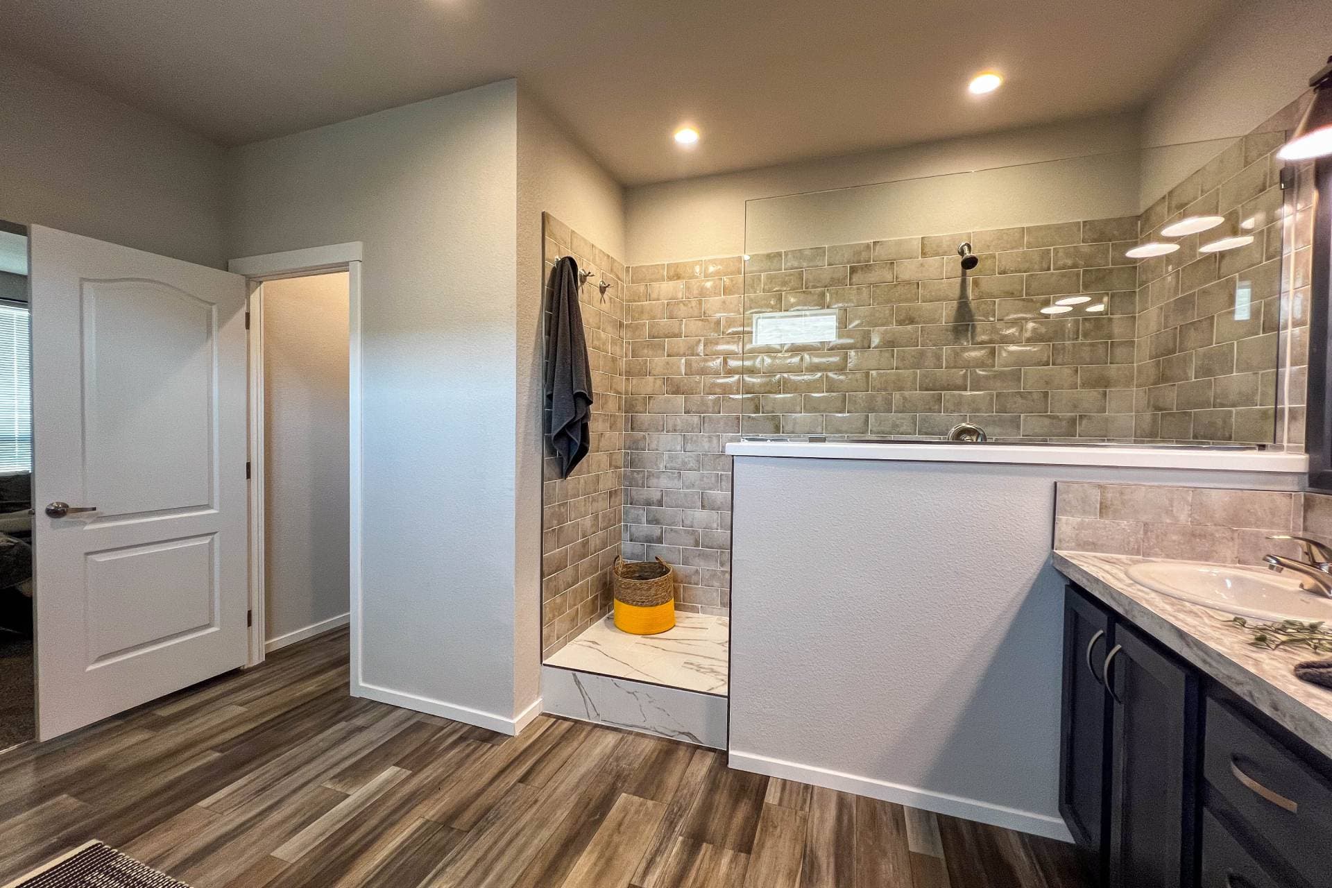 St. andrews bathroom home features