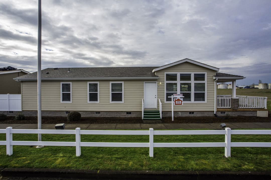 400 exterior home features