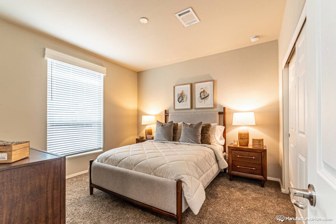 Economy plus 16582b bedroom home features