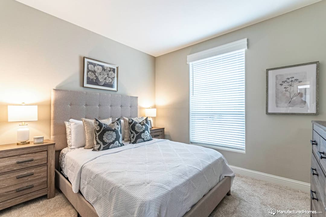 Mountain ridge 28603b bedroom home features