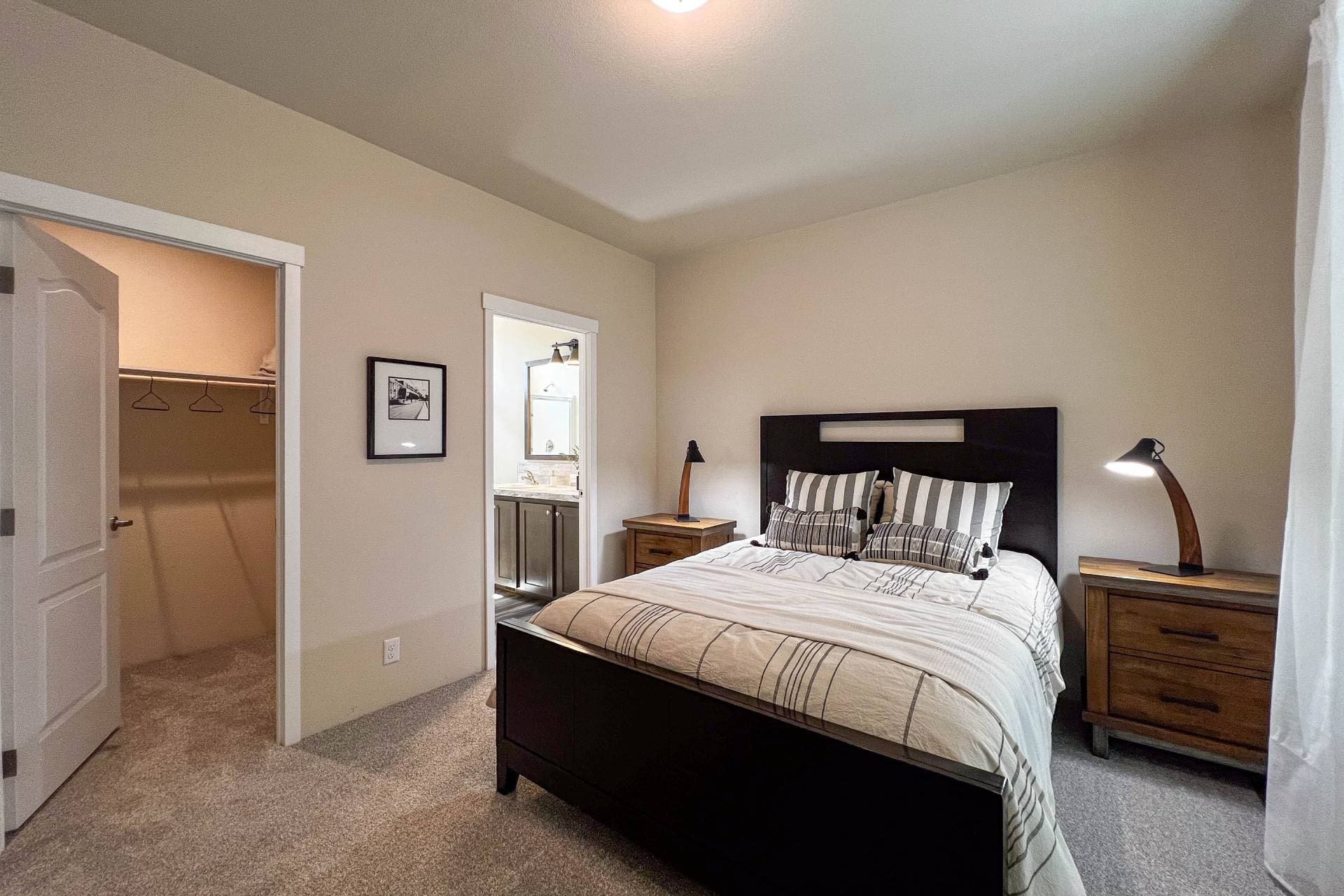 Coho 24402a bedroom home features