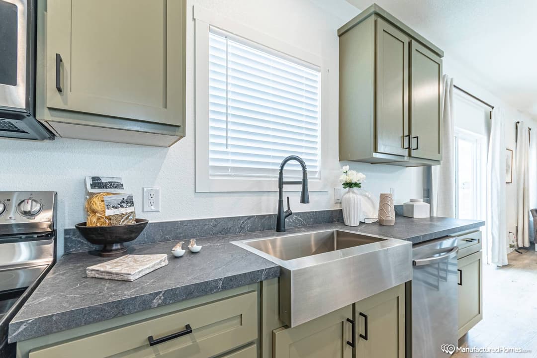 Grand kitchen home features